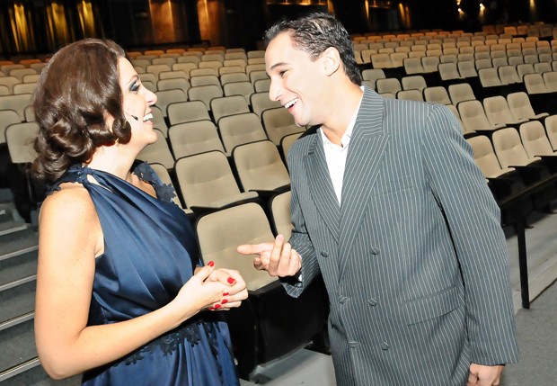 Com Rafael Almeida, pouco antes do início do espetáculo (Foto: Sylvia Gosztoniy / Revista QUEM)