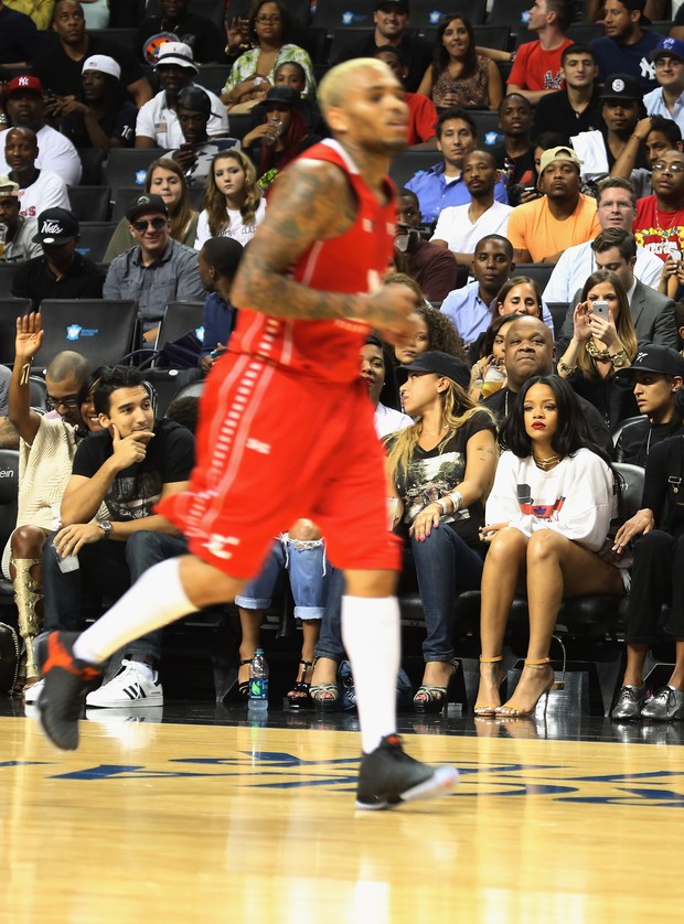 Rihanna e Chris Brown em jogo de basquete em Nova York, nos Estados Unidos (Foto: Jerritt Clark/ Getty Images)