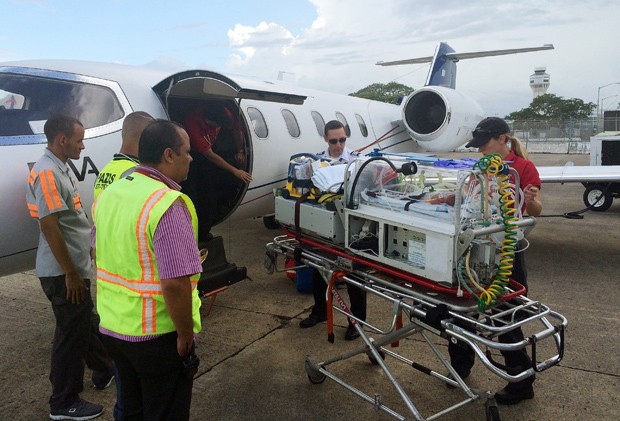 Em 4 de setembro, equipe se prepara para transportar bebê de Porto Rico a Miami  (Foto: Emily Morgan/AP)