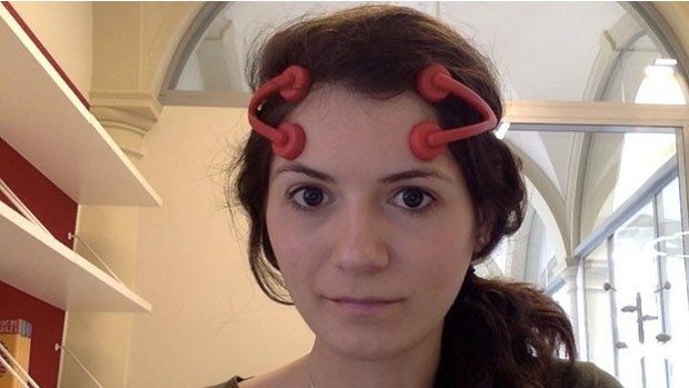 A pesquisadora Hannah Maslen pediu 'calma e precaução' no uso de aparelhos que estimulam neurônios (Foto: BBC)
