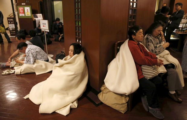 Hóspedes desceram para o lobby de hotel na região de Kumamoto após novo tremor no Japão (Foto: Kyodo/Reuters)