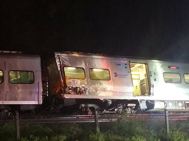 Trem descarrila em Long Island, NY, na noite de sábado (8) (Foto: Sarah Qamar/Handout via REUTERS)