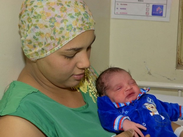 Leidiane e o filho João Miguel que nasceu com 3 kg (Foto: Reprodução/ TVCA)