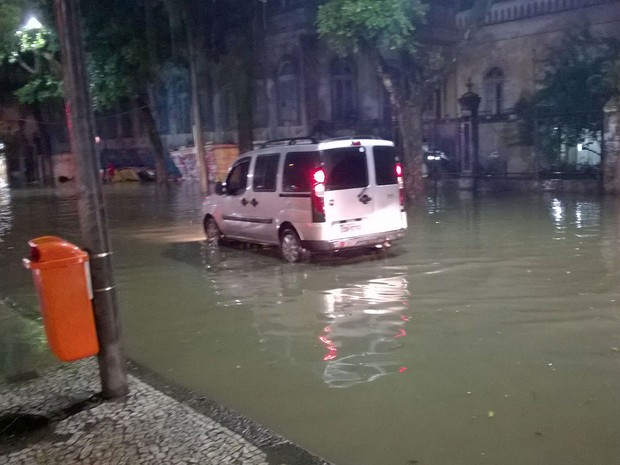 Rua do Catete também ficou tomada pela água durante temporal desta segunda-feira (22) (Foto: Junior Lopes / Arquivo Pessoal)