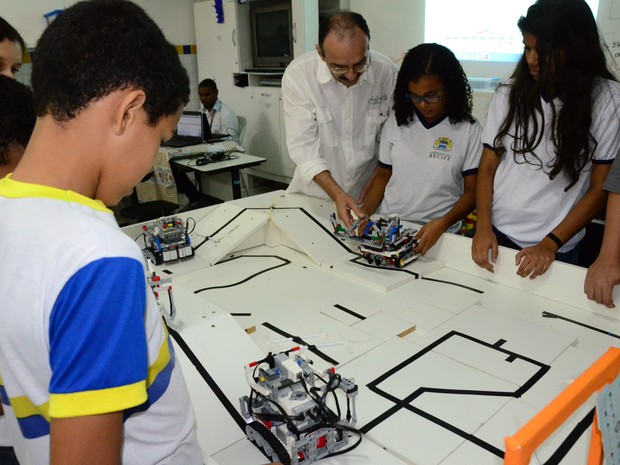 Oitava melhor equipe de estudantes de robótica do mundo treina no Recife antes de disputar a Robocup, na Alemanha (Foto: Carlos Augusto/Divulgação)