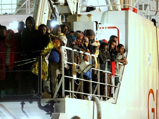 Migrantes resgatados no Mediterrneo chegam nesta tera-feira (14) em Palermo, no sul Itlia, em barco da guarda costeira italiana (Foto: AP Photo/Francesco Malavolta)
