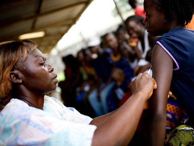 Menina recebe vacina contra a febre amarela em Monróvia, na Libéria (Foto: AFP Photo/Glenna Gordon/Arquivo)