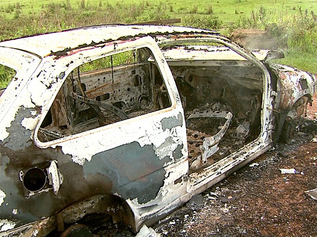 G1 Dois carros furtados são achados incendiados em terreno de