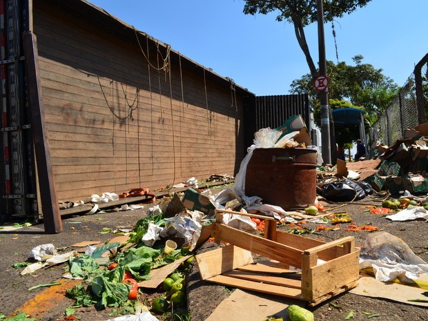 G1 Caminhão carregado de legumes e frutas tomba parado em Piracicaba