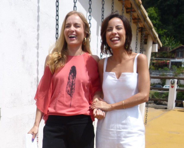 Angélica e Andréia Horta se divertiram em entrevista (Foto: Laura Fraga / Gshow)