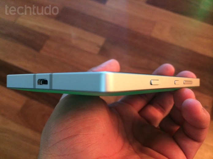 Lateral do Lumia 930 (Foto: Allan Melo/TechTudo)