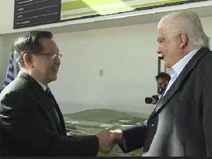 Ministro chinês foi recebido pelo diretor do Parque Tecnológico, Marco Antonio Raupp (Foto: Reprodução/ TV Vanguarda)