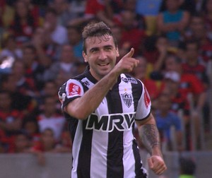 Com gol sobre Fla, Pratto empata com Dátolo na liderança do Gringo do Ano