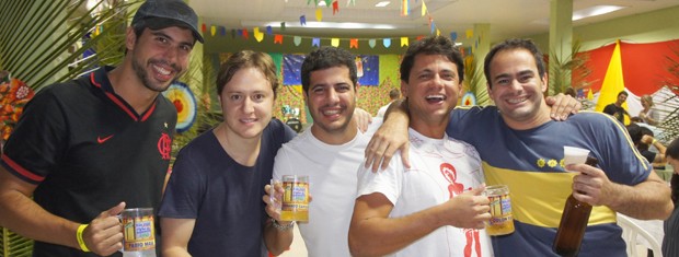 Fábio Maia, Daniel Barreto, Fernando Neves, Odlan Farias e Antônio Kemper saíram do RJ para curtir São João em Campina Grande (Foto: Inaê Teles/G1)