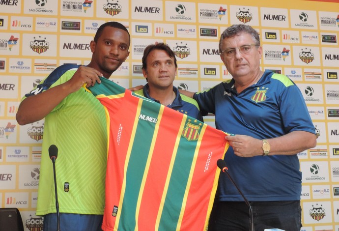 Rubens foi apresentado pelo técnico do Sampaio, Petkovic, e pelo diretor de futebol, Evandro Marques (Foto: Sampaio / Divulgação)