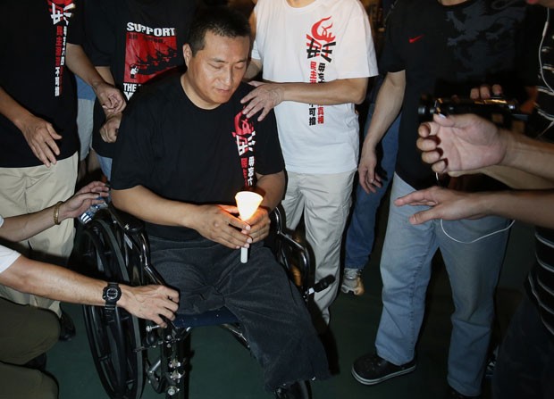 Fang Zheng, que perdeu as duas pernas ao ser esmagado por um tanque no massacre de 1989, participa do ato em Hong Kong (Foto: Bobby Yip/Reuters)