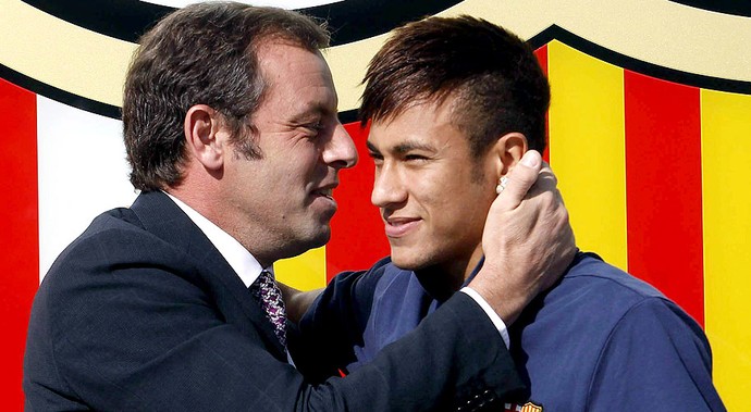 Neymar com Sandro Rosell presidente do Barcelona apresentação (Foto: EFE)