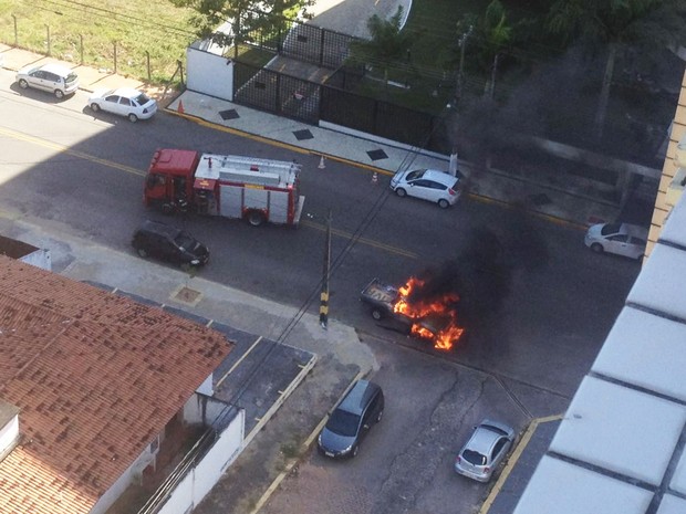 Veículo pegou fogo na Rua dos Tororós, no bairro de Lagoa Nova, Zona Sul da cidade  (Foto: PM/Divulgação)