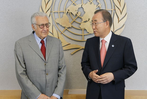 Lakhdar Brahimi (esq.), novo mediador da Síria, se encontra com o secretário-geral da ONU Ban Ki-moon besta sexta (24) (Foto: AP)