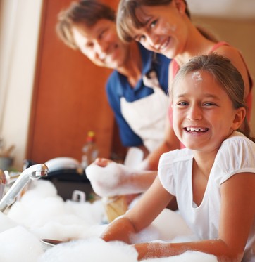 Família lavando a louça na cozinha (Foto: Shutterstock)