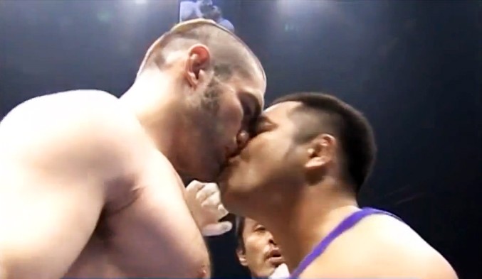 Boxeador troca beijinho e nocaute (Foto: Reprodução Internet)