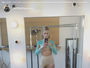 Lottie Moss, irmã de Kate Moss, faz ensaio com corpo pintado e de topless