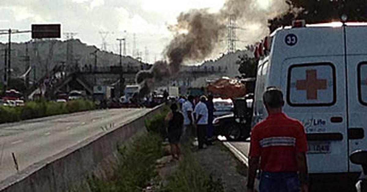 G1 Recife 17h Protesto Bloqueia Trecho Da BR 232 No Curado