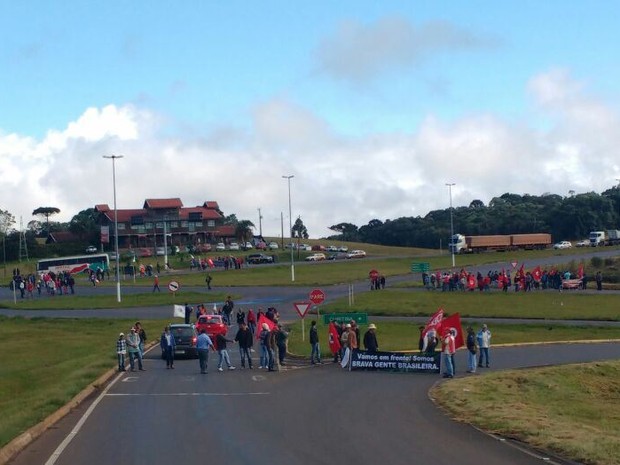 Protesto no entrocamento entre as BRs 153 e 282 em Irani (Foto: PRF/Divulgação)