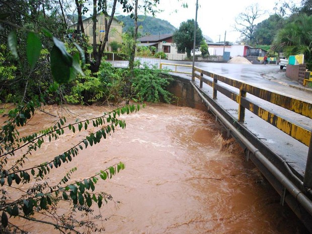 Água começa a subir e Defesa Civil avalia fechamento de ponte em Luzerna  (Foto: Jornal Pauta da Semana/Divulgação)