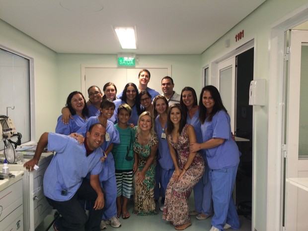 Andressa Urach com a equipe da UTI do Hospital Nossa da Conceição (Foto: Arquivo pessoal)