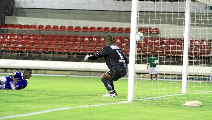 Clementio, de cabeça, marca para o CSA no clássico (Foto: Ailton Cruz/ Gazeta de Alagoas)