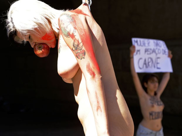 Ativista faz protesto 'Mulher não é um pedaço de carne' (Foto: Dario Oliveira/Futura Press/Estadão Conteúdo )