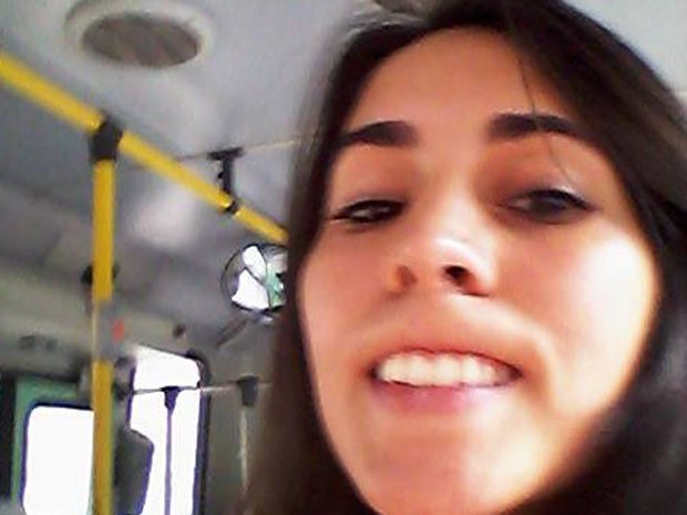 A estudante Débora Adorno faz a "careta do dentinho" dentro de ônibus em Belo Horizonte. (Foto: Aquivo pessoal)