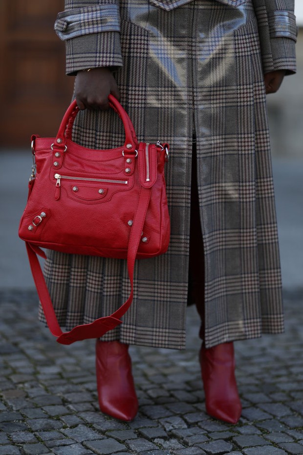 BERLIN, GERMANY - JANUARY 27: Lois Opoku wearing Fendi brown coat, red Aldo overknees and Balenciaga red bag on January 27, 2021 in Berlin, Germany. (Photo by Jeremy Moeller/Getty Images) (Foto: Getty Images)