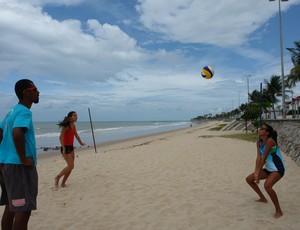 Gilmário joga vôlei de praia com as sobrinhas, Maria Eduarda e Maria Fernanda na Praia de Manaíta (Foto: Carol Fontes)