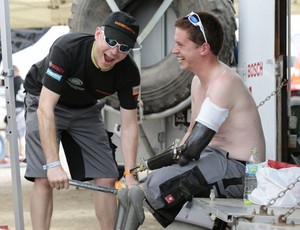 Integrante brinca com perna mecânica de companheiro de time da Race2Recovery (Foto: Divulgação)