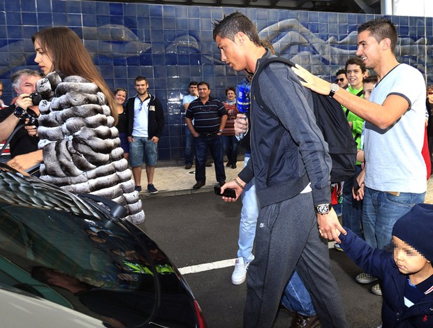 Cristiano Ronaldo com a namorada Irina Shayk e o filho na Ilha da Madeira em Portugal (Foto: AFP)