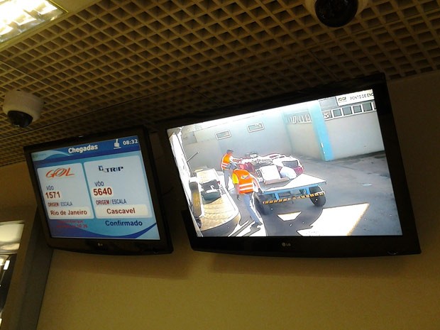 No aeroporto de Londrina um monitor mostra o horário do voo e o outro as malas sendo transportadas (Foto: Divulgação/Infraero)