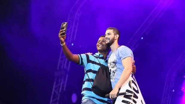 Fã faz selfie com Gusttavo Lima no palco (Foto: Isabella Pinheiro/Gshow)