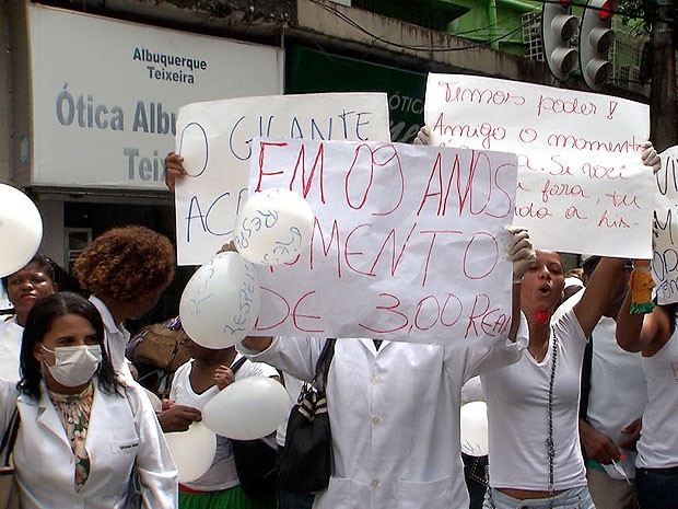 Técnicos em enfermagem protestam no centro de Salvador (Foto: Imagem/ TV Bahia)