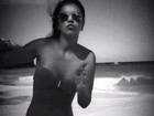 Mariana Rios brinca e dança usando biquininho na praia