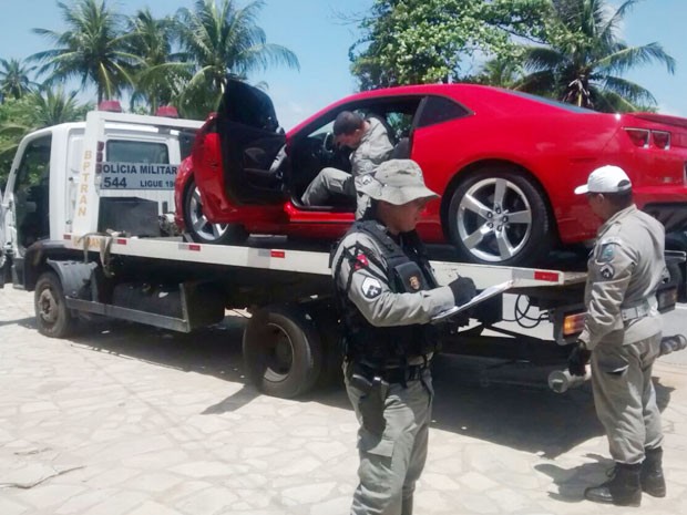 Carro de luxo foi recolhido e levado para pátio do BPTran, em João Pessoa (Foto: Jair Carlos/Polícia Militar)