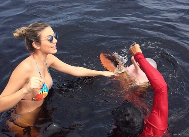 Bruna Santana nada com boto cor-de-rosa (Foto: Reprodução/Instagram)