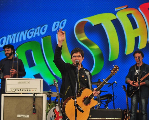 Samuel Rosa levanta a plateia do Domingão (Foto: Marcos Mazini/Gshow)