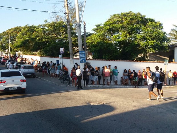 Fila dobra a esquina às 7h em São Pedro (Foto: Antônio Amorim/Arquivo Pessoal) Fila dobra a esquina às 7h em São Pedro (Foto: Antônio Amorim/Arquivo Pessoal)