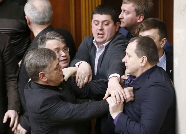 Deputados ucranianos trocam agressões durante sessão do Parlamento nesta sexta-feira (21) em Kiev (Foto: Maksym Marusenko/AFP)