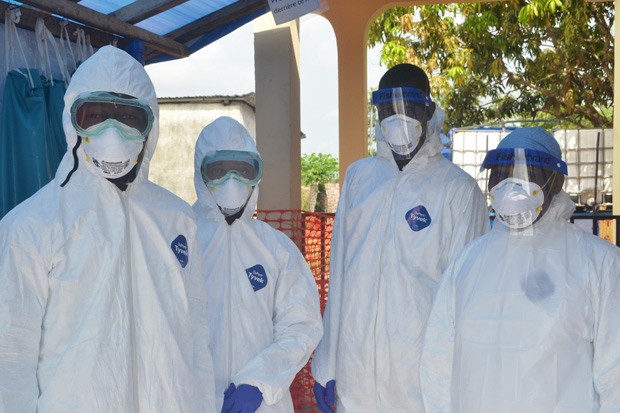 Profissionais da saúde posam para foto na Guiné, em 18 de novembro (Foto: AFP Photo/Cellou Binani)