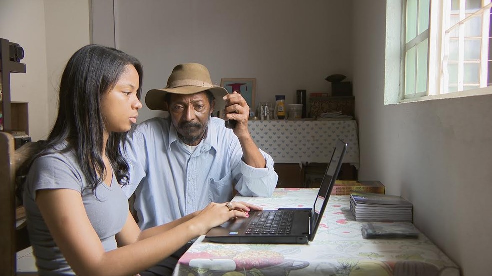 Valdivino conta com ajuda da filha para escrever livros (Foto: Tô Indo/Reprodução)