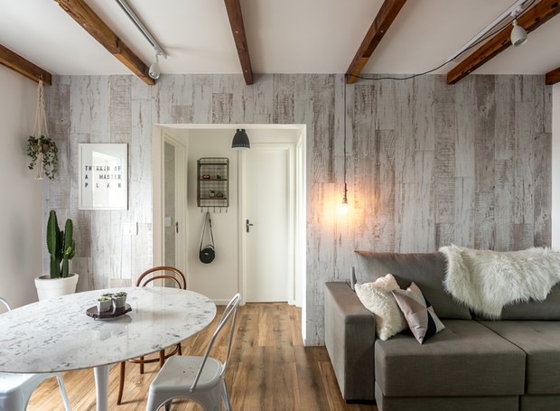 apartamento-escandinavo-Studio-Boscardin-Corsi-area-social-madeira-sofa-mesa-de-jantar (Foto: Eduardo Macarios)