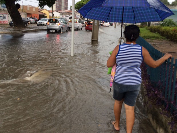 Chuva também alagou Avenida João Machado, em Jaguaribe, na capital paraibana (Foto: Walter Paparazzo/G1)